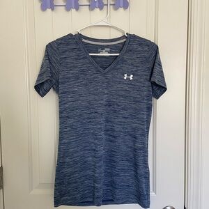 NWOT Under Armour women’s dark‎ blue heatgear loose v-neck athletic top medium